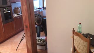 ثلاث فتيات جامعيات جذابات يستضفن حفلة بيجاما في ملابس ليلية حريرية وأنيقة لوسائل التواصل