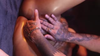 POV - Ebony squirting orgasme sauvage infidèle avec collègue patron Max