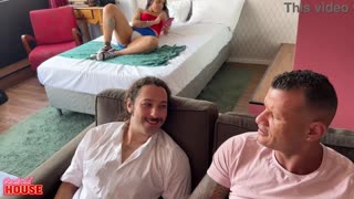 ਕੀ ਇਸ ਸਲੱਟੀ ਵਾਈਫ ਨੂੰ ਆਪਣੇ ਕੱਕੋਲਡ ਹਸਬੈਂਡ ਦੇ ਸਮਰਥਨ ਨਾਲ ਗਰੁੱਪ ਸੈਕਸ ਪਸੰਦ ਹੈ?