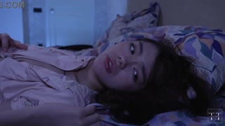 Moje asijská společnice je příliš atraktivní, než abych si jí nevšiml