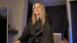 ഹോർണി വനിത അവളുടെ പങ്കാളിയെ ലിംഗികതയ്ക്കായി ഉണർത്തി