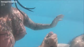 Holiday Threesome i Poolen