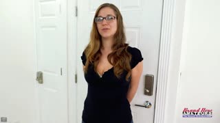 Busty brunett Kay Lee suger kuk och knulls i fitta doggystyle