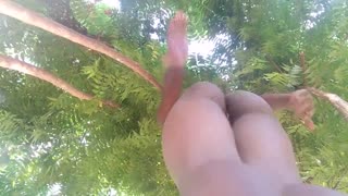 Napětí ji přemohlo – po hrubém šukání v lese se masturbovala