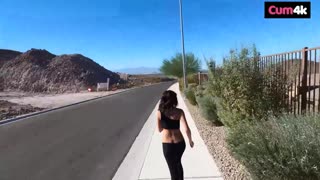 "ജോഗിംഗ് ഫക്ക് ടോയ് വീട്ടിലേക്ക് കോക്ക് കൊണ്ടുവന്ന് സ്വെറ്റി കണ്ട് നിറയ്ക്കുന്നു"