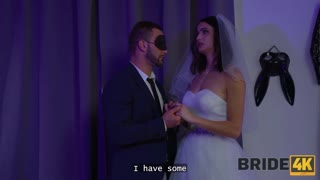 Sono così preso dal suo pompino divertente in abito da sposa