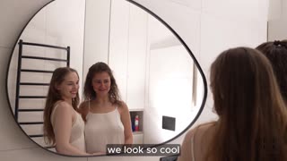 Dua sahabat cewek mandi bareng santai? Video Tim Team 4K HD