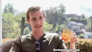 Elegáns glamcore csajok szopják a farkakat és dugnak kint csoportos négyesben