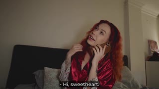 Pelirroja caliente me pilla espiando invita follar coño a pelo