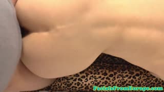 Δες αυτή την Καυτή Ευρωπαία Babe να Παίρνει Μεσαίο Facial Μετά το Γδύσιμο 😍