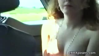 Wil je deze amateur flitser zien in panty op straat?