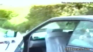 Vuoi vedere esibirsi calze in pubblico questa flasher amatoriale?