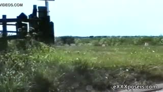 Sokakta çoraplarını sergileyen amatör flaşör izle