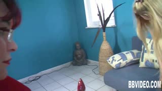 Стройна німецька лисиця бере на себе двох у дикому тріо