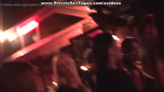 Hey, mau cerita gimana akhirnya kamu ngejepret di publik malam gila?