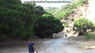 Pareja morena en momento íntimo playero escena 1