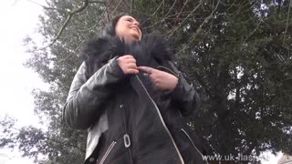 Jeg så denne tykke amatøren Sarah Janes masturbere og flash store titter på offentlig sted, wow