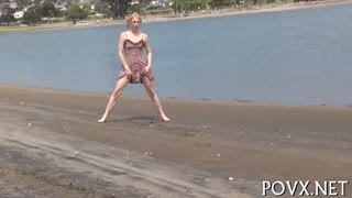 Naken babe stønner emosjonelt mens hun bores dypt i hardknull