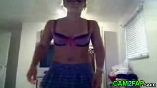 Titta på denna tonåring 18+ webcam flicka i gratis porr