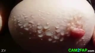 அமெச்சூர் பேப் அழகான முலை மற்றும் கிண்ணத்தை ஹோம் போர்னில் காட்டுகிறாள்