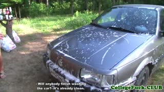 Pornostjerner Dulsineya og Jewel kler av bikinier på bilvask-fest