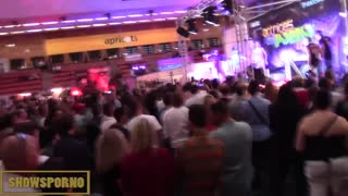 וואו! בחור אקראי מהרחוב מזדיין עם כוכבות פורנו חמות!