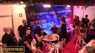 WOW ! Mec aléatoire du public branche avec stars du porno !