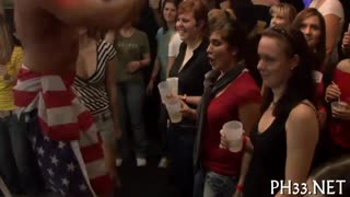 無料のワイルドセックスパーティーが情熱的なアマチュアカップルたちで繰り広げられる