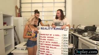 രണ്ട് അമേച്ച്യൂർ ലേഡീസ് അവരുടെ ചാർമ്സ് ക്വിക്ക് കാഷിന് വെളിപ്പെടുത്തുന്നു