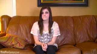 Fată de 18 ani cu aparat dentar futută dur la casting