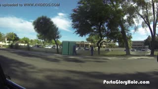 ehi, questa rossa bollente sta succhiando cazzi casuali in un gloryhole portatile!