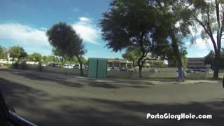 này, cô tóc đỏ nóng bỏng đang mút những gã lạ ở gloryhole di động!