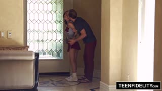 چیرلیڈر slut لیلی جورڈن دوست کے لنڈ سے creampie کھائی