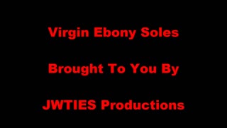 Jomfruelig ebony fodsål milf fodjob interracial sædskud