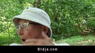 작은 엉덩이 엉덩이 때린 딥쓰로트 삼키고 야외 가출라이드