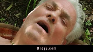 תחת קטן מוכה בולעת זרע מציצה עמוקה ואז מזיינת בקאוגירל בחוץ