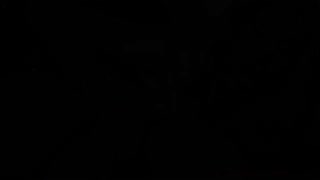 סוביל ארץ מגרה וממצצת את ברט רוסי השופעת על הספה