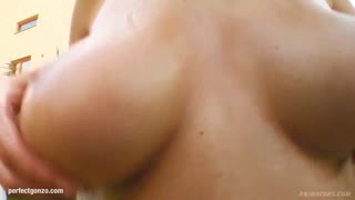 Monicas store saftige bryster hopper i hård gonzo-fuck på Prime Cups