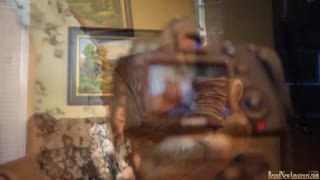 هاوية برونيتية هاوية تسر نفسي على سرير الاختبار