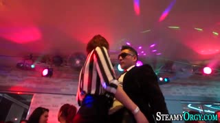 CFNM-Amateure werden in wilder Party-Orgy gefickt