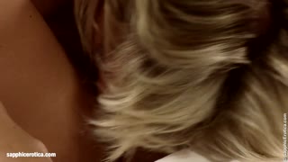 Jackie und Rene von Sapphic Erotica küssen, lecken und fingern Fotzen im Bett