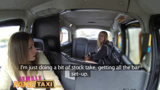 أشاهد نادلة تاكسي مزيفة بثديين كبيرين تفرك كسها وتدلكه