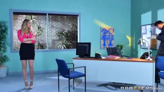 August Ames ऑफिस में अपनी बड़ी छाती दिखाती है