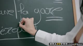 അനിസ്സ കേറ്റിന്റെ വലിയ മുലകൾ സ്കൂൾ കണ്ടൽ പ്രാണവായു നഷ്ടപ്പെടുത്തി