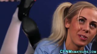 Ντυμένη κοπέλα δίνει αματέρ γαμά με ψηλά τακούνια