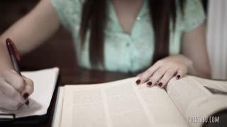 കറുത്തമുടി യുവതികൾ ത്രിസം ആനന്ദത്തിന് പിശുക്ക് തള്ളുന്നു