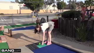 Amateur 18+ Maya Kendrick zeigt unrasierte Muschi beim Minigolf