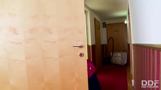 ਫਲਾਈਟ ਅਟੈਂਡੈਂਟਸ ਲੋਰੇਨਾ ਅਤੇ ਅਲੈਕਸਾ ਟੋਮਸ ਸ਼ਾਨਦਾਰ ਲੈਸਬੀਅਨ ਕਾਰਵਾਈ ਵਿੱਚ