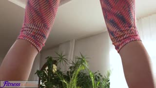 莱卡紧身衣 - 色情电影中弹性布料展示