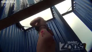 Voyeur ujame velika prsa med preoblačenjem v plažni koči